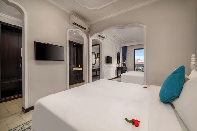 Family Quadruple Room, Multiple Beds, Bathtub, City View