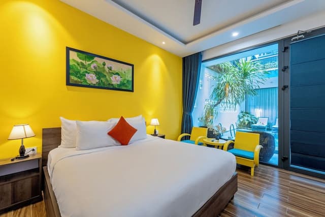Deluxe Queen Balcony with Pool View