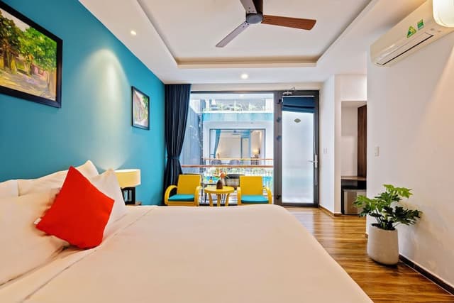 Deluxe Queen Balcony with Pool View