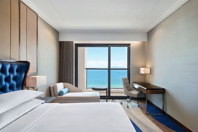 Deluxe Room, 1 King Bed, Balcony, Ocean View (High Floor, Bathtub)