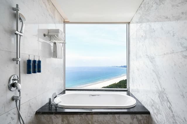 1 bedroom Suite, 1 King, Ocean View, Corner room, High Floor (Balcony, Bathtub)