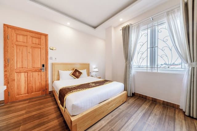 Queen room with city view