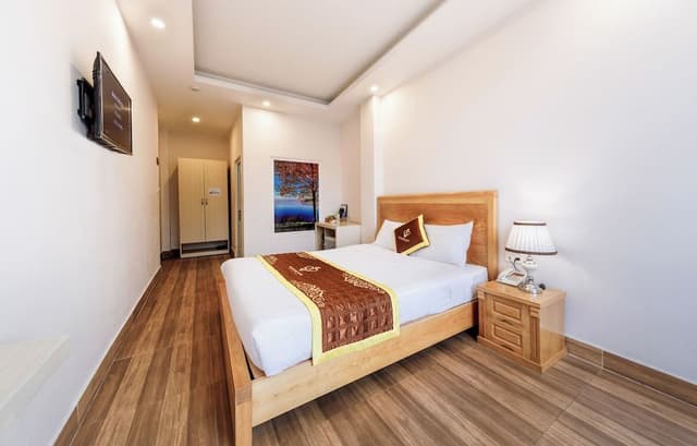Queen room with city view