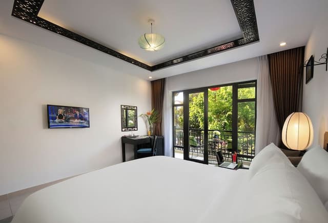 Deluxe Suite, 1 King Bed, Pool View