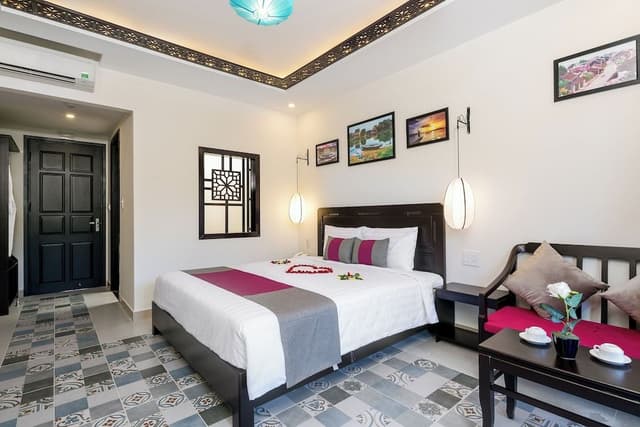 Deluxe Suite, 1 King Bed, Pool View