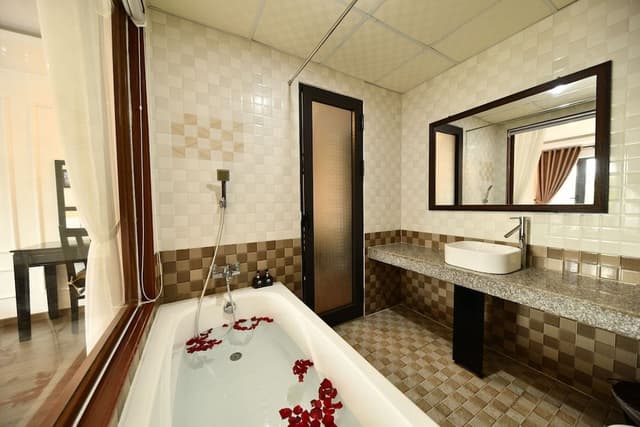 Deluxe Suite, 1 King Bed, Pool View