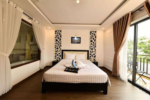 Deluxe Suite, 1 King Bed, Pool View