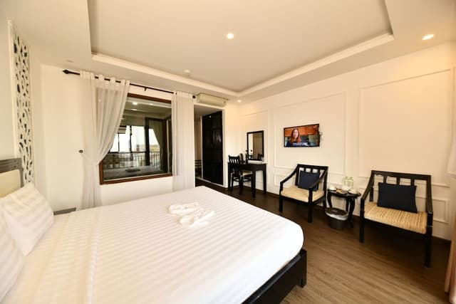 Deluxe Suite, 1 King Bed, Pool View