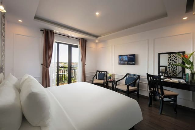 Deluxe Suite, 1 King Bed, Pool View