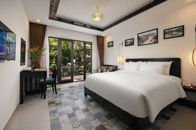 Deluxe Suite, 1 King Bed, Pool View