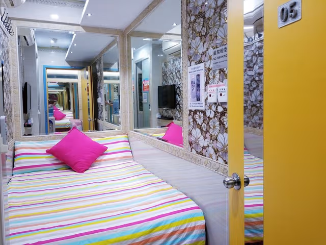Double Room, No Windows (Mini)
