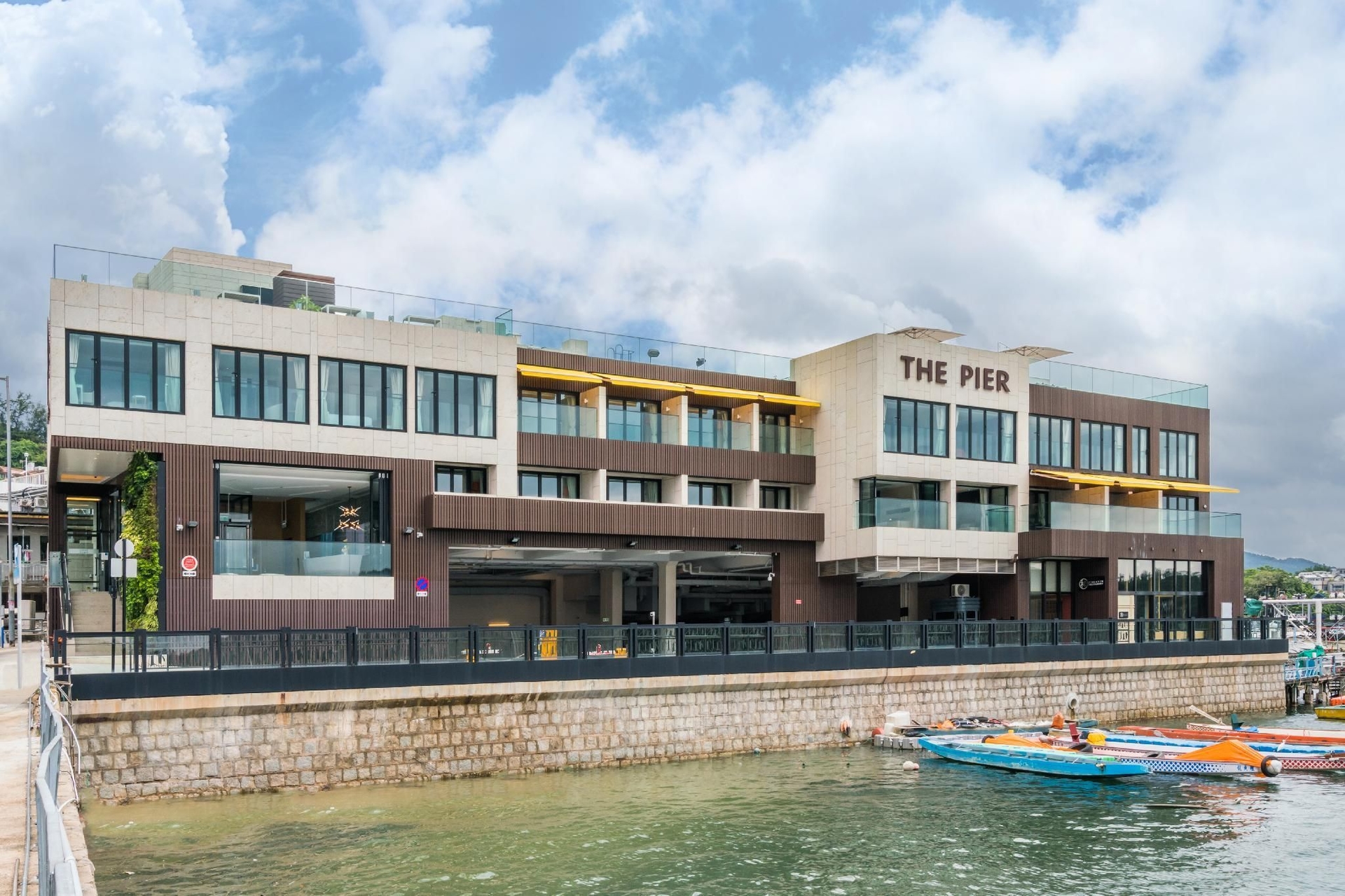 เดอะ เพียร์ โฮเต็ล (The Pier Hotel)0