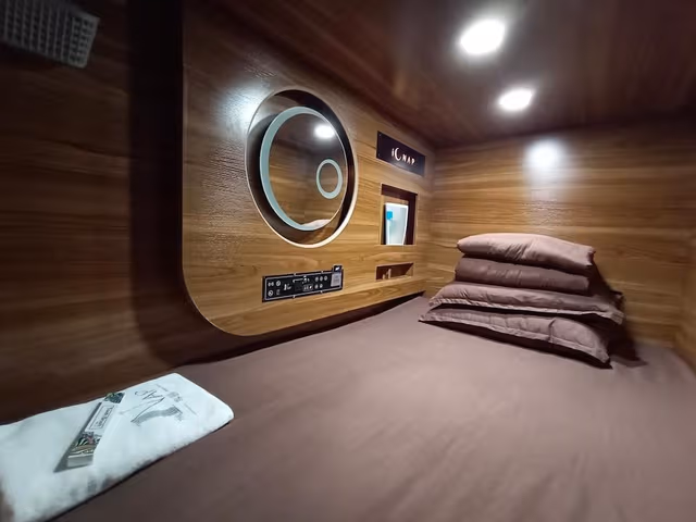Business Class Sleeping Pod, Mixed