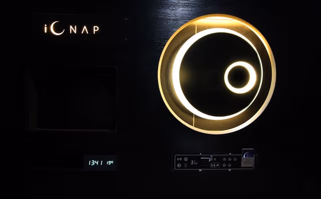 First Class Sleeping Pod, Mixed