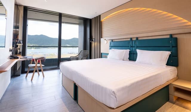 1 King Grand Sea View Balcony