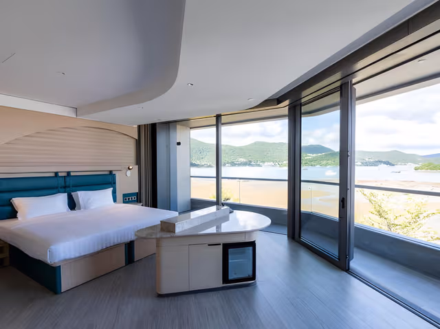 1 King Suite Sea View Balcony