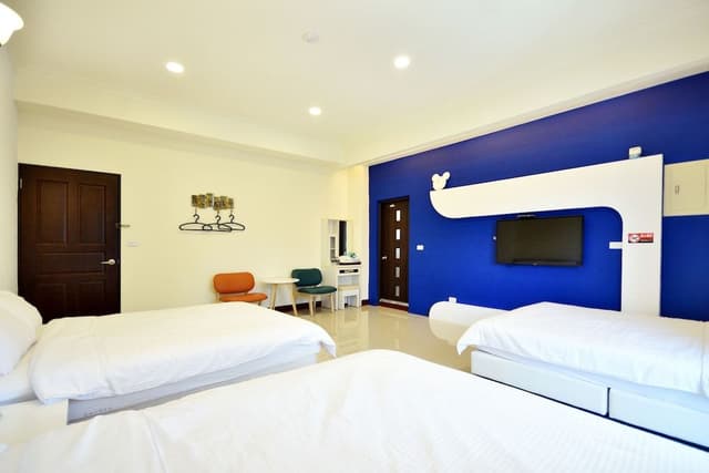 Family Room (201)