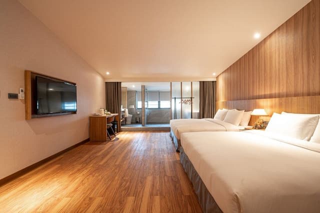 Deluxe Family Suite