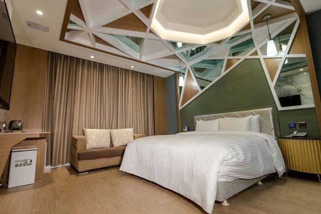 Signature Double Room, 1 Queen Bed, Jetted Tub