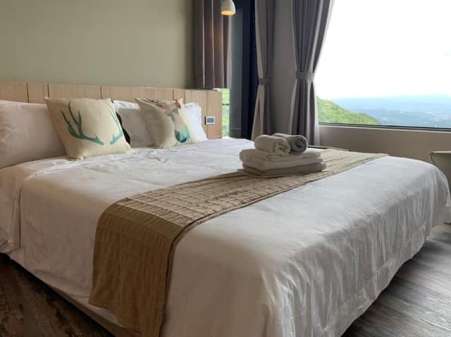 Gallery Room, 1 Queen Bed, Balcony, Ocean View