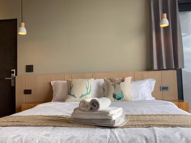 Gallery Room, 1 Queen Bed, Balcony, Ocean View