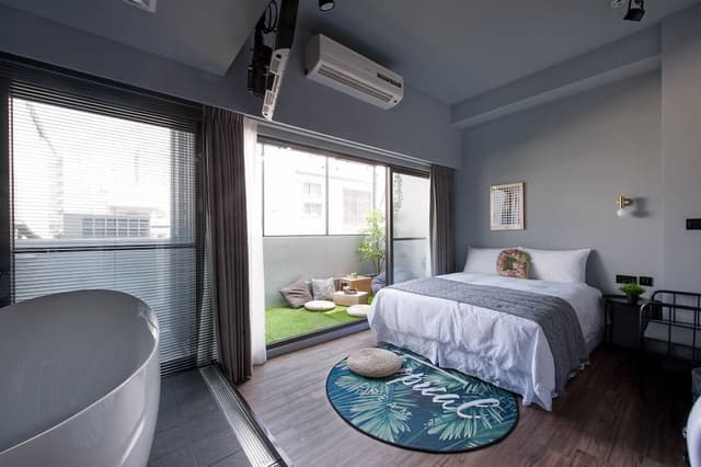 Double Room (G)