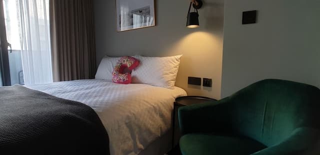 Double Room (C.E)