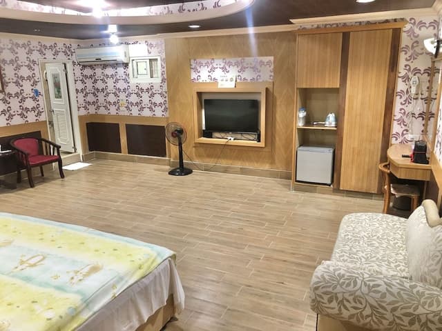 Deluxe Quadruple Room (202)