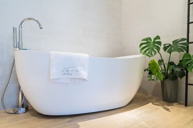 Deluxe Double Room, Bathtub
