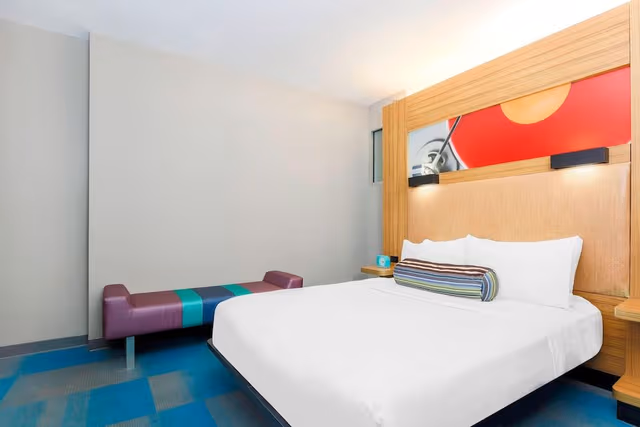 Room, 1 Queen Bed (aloft)
