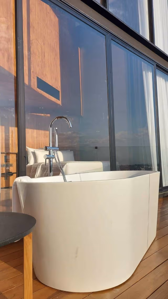 Livist Premier with outdoor Bathtub