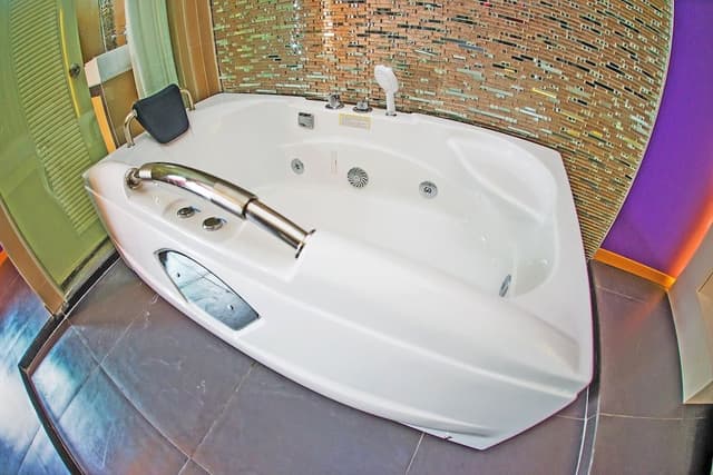 Deluxe Suite, 1 King Bed, Non Smoking, Jetted Tub