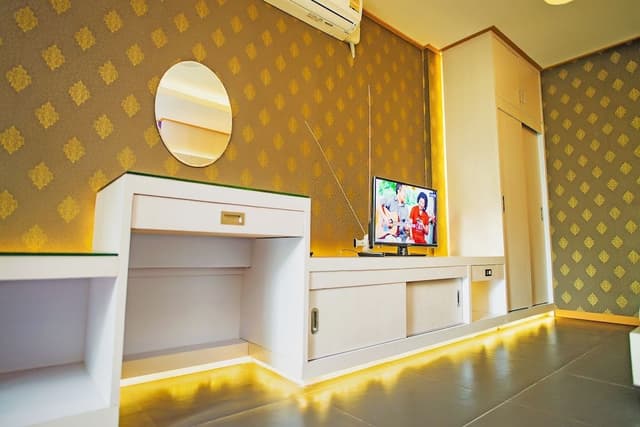 Deluxe Suite, 1 King Bed, Non Smoking, Jetted Tub