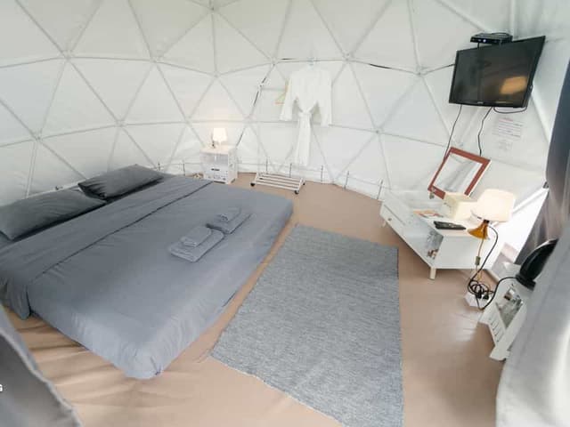 Air-conditioned camp with a bathtub