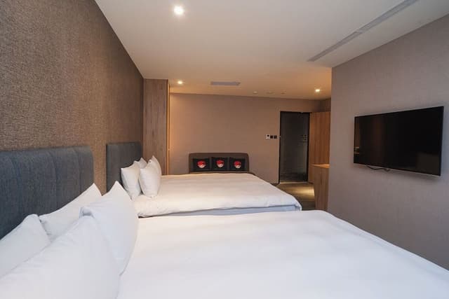 Deluxe Quadruple Room, Multiple Beds, Bathtub