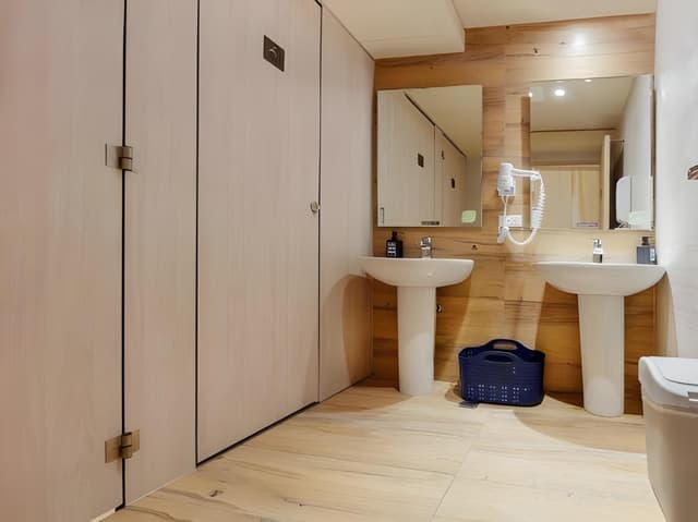 6-Bed Men's Backpacker Dormitory (One Bed)