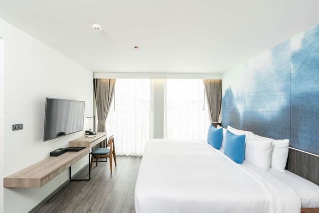 Suite, 1 Double Bed, Non Smoking, City View (Living Room;Shower Only)