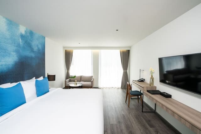 Deluxe Room, 1 Double Bed, City View, Corner (Shower Only)