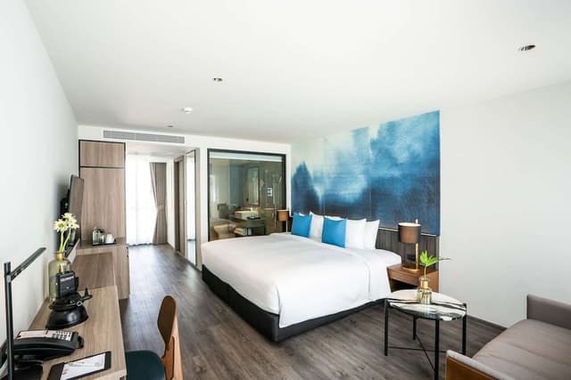 Deluxe Room, 1 Double Bed, City View, Corner (Shower Only)