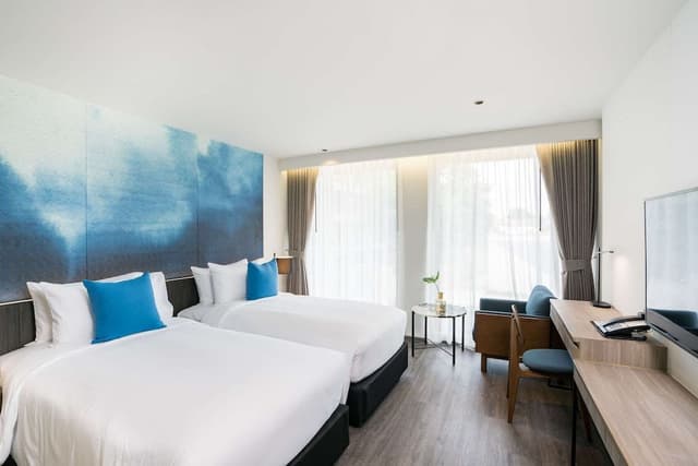 Deluxe Room, 2 Twin Beds, Non Smoking, Pool View (Shower Only)