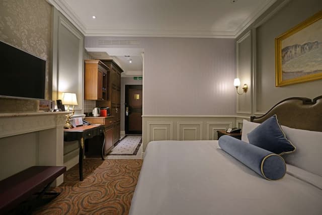 Deluxe Double Room(No extra bed,Accept 1 child each room:0-5Y stay free;6-11Y NTD700 at front desk)