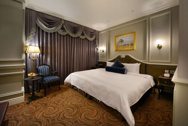 Deluxe Double Room(No extra bed,Accept 1 child each room:0-5Y stay free;6-11Y NTD700 at front desk)