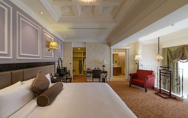 Suite(No extra bed;Accept 1 child each room:0-5Y stay free;6-11Y NTD700 at front desk)