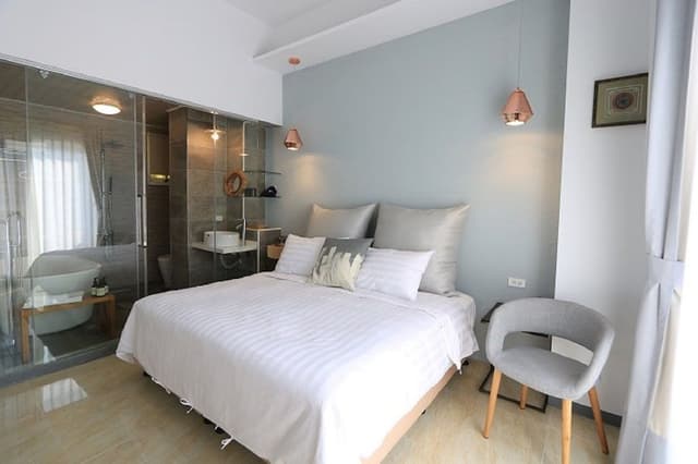 Deluxe Double Room (2)