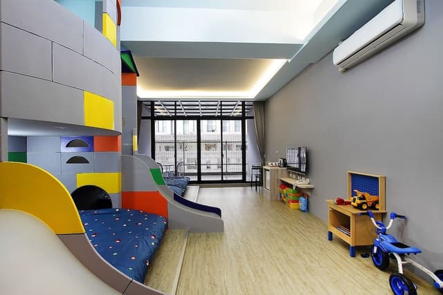 Family Room (6-Person)