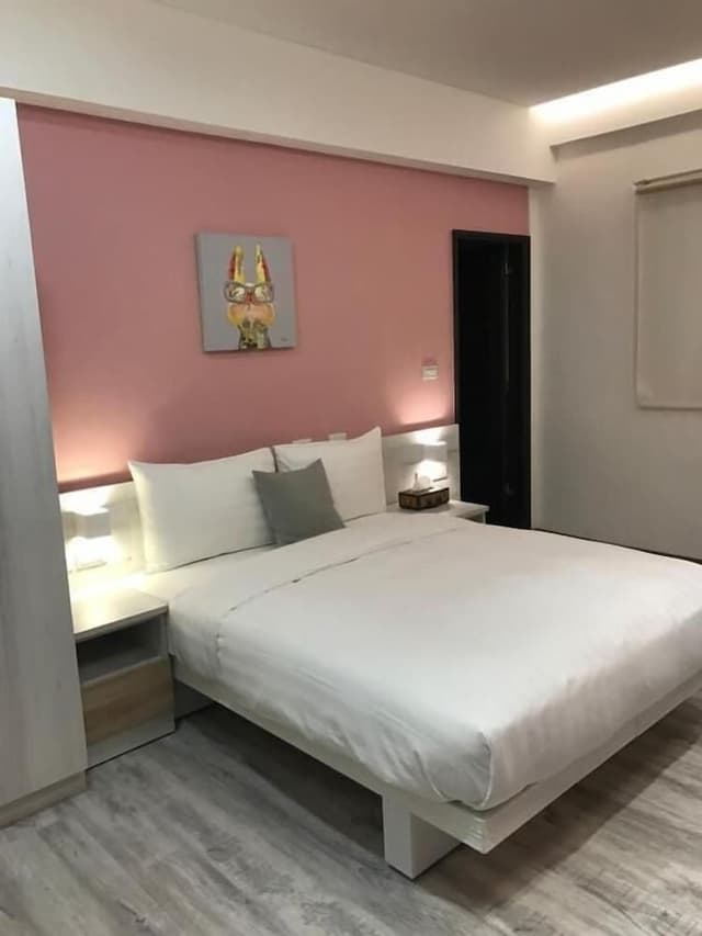 Double Room (Dark Pink)