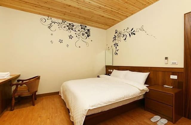 Elite Double Room, No Windows, Shared Bathroom