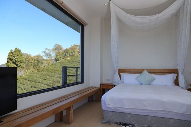Modern style building- Grand Double Room, 1 Queen Bed
