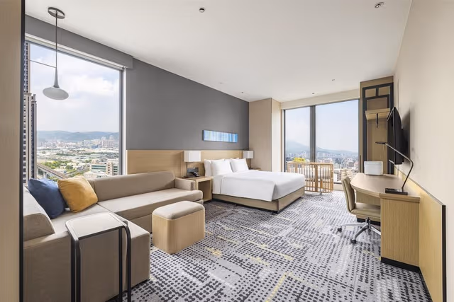 Deluxe Room, 1 King Bed