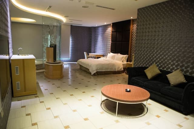 Paragon Suite (Check in time starts from 6pm)